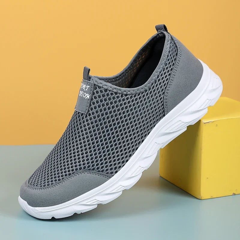 Detalj av andningsbara mesh på herrs slip-on sommarskor, perfekta för fritidsaktiviteter.