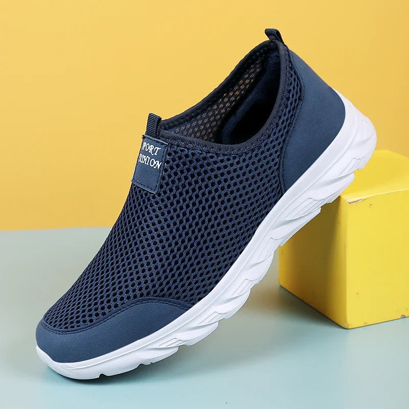 Man bär svarta herrs slip-on löparskor, bekväma sommarskor för fritid och promenader.