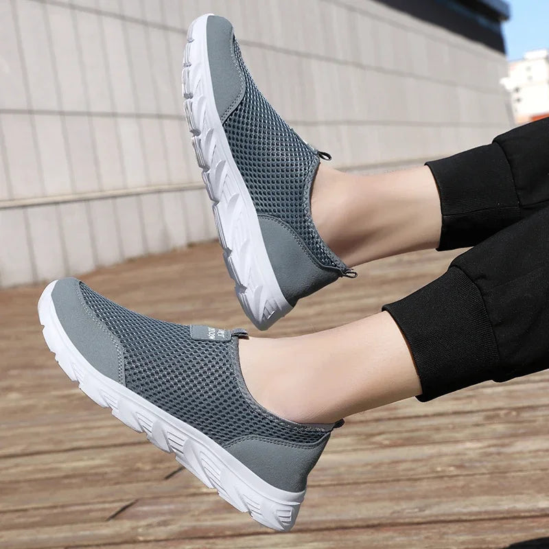 Moderna herrs slip-on löparskor i mesh, lätta och andningsbara för sommarens aktiviteter.