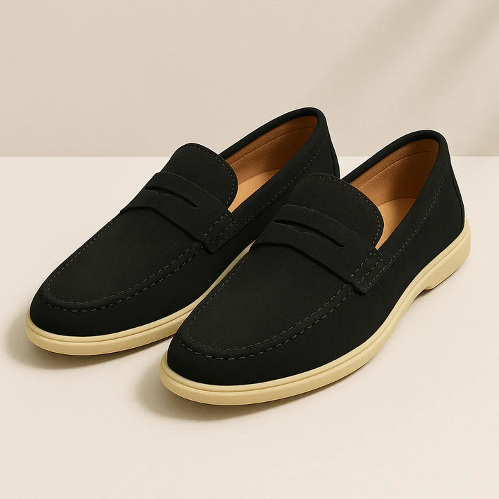 Stiliga slip-on herrskor i loafermodell. Bekväma penny loafers för män, perfekta för en elegant och casual look.