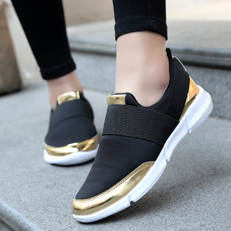 Gråa slip-on damskor med dämpning. Eleganta och andningsbara för maximal komfort i vardagen.