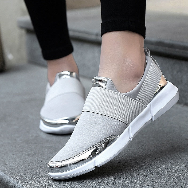 Bekväma svarta slip-on skor för kvinnor. Lätta promenadskor med andningsbart material.