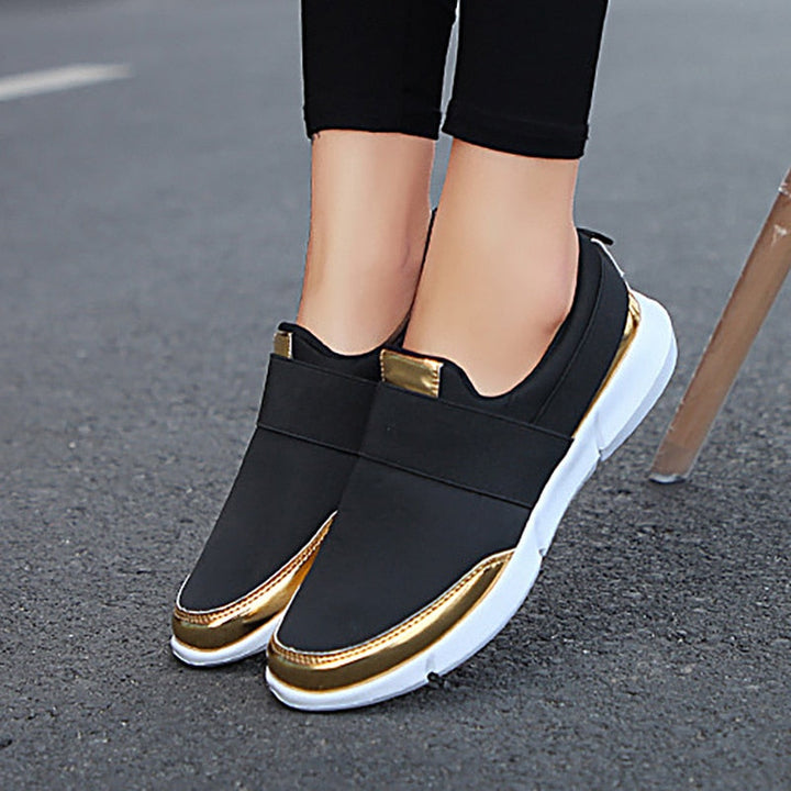 Grå slip-on vardagsskor för dam. Andningsbara och lätta, perfekta för daglig komfort och stil.
