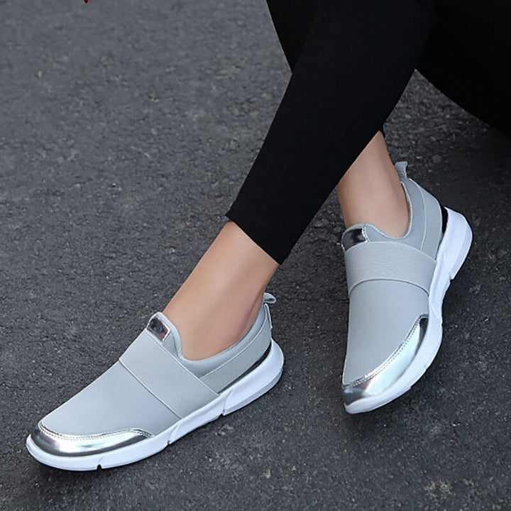 Kvinnors svarta slip-on skor. Dämpade och andningsbara för bekväma promenader och vardagsbruk.