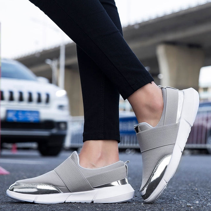 Eleganta gråa damskor, slip-on modell. Lätta och andningsbara, idealiska som bekväma vardagsskor.