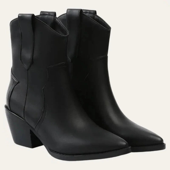 Korta svarta damstövlar i modern cowboystil. Dessa trendiga westernstövlar med bekväm klack är perfekta för alla tillfällen.