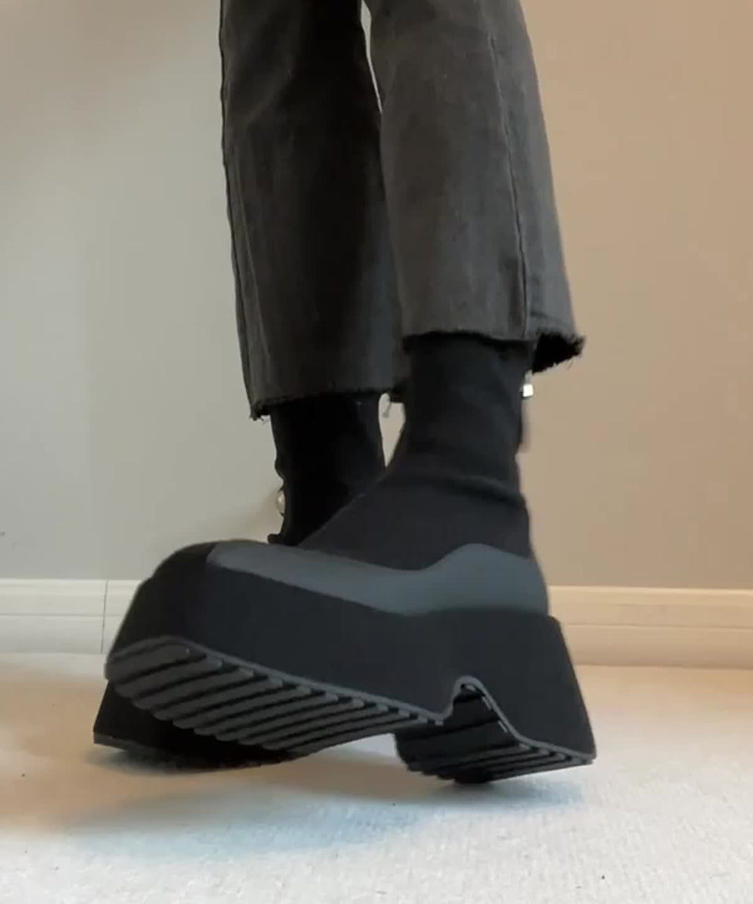 Trendiga svarta plattformstövlar med dragkedja. Perfekta modeskor för hösten och våren.