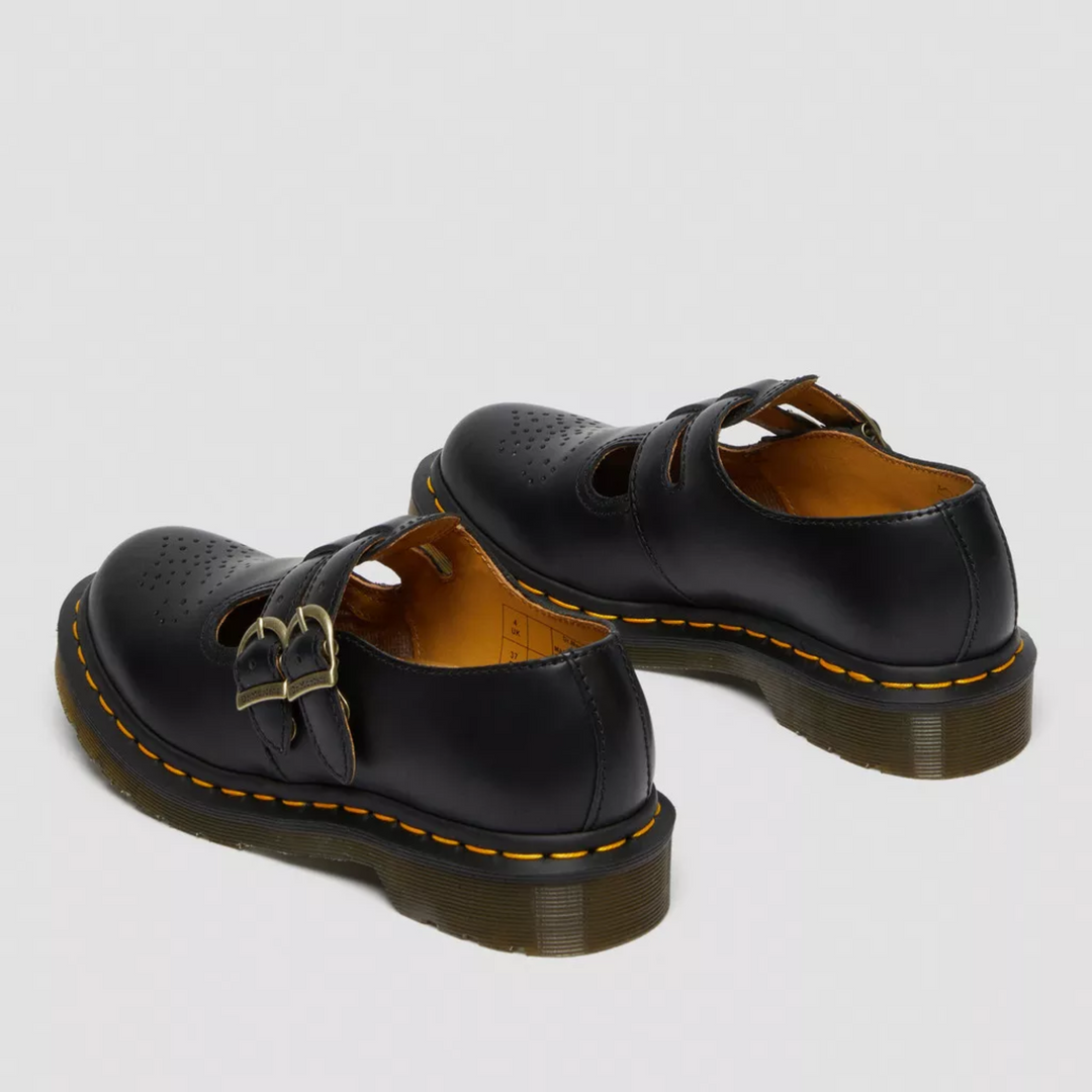 Vintage-inspirerade Mary Jane skor med dubbla spännen. Moderna damskor för en elegant vardagslook.