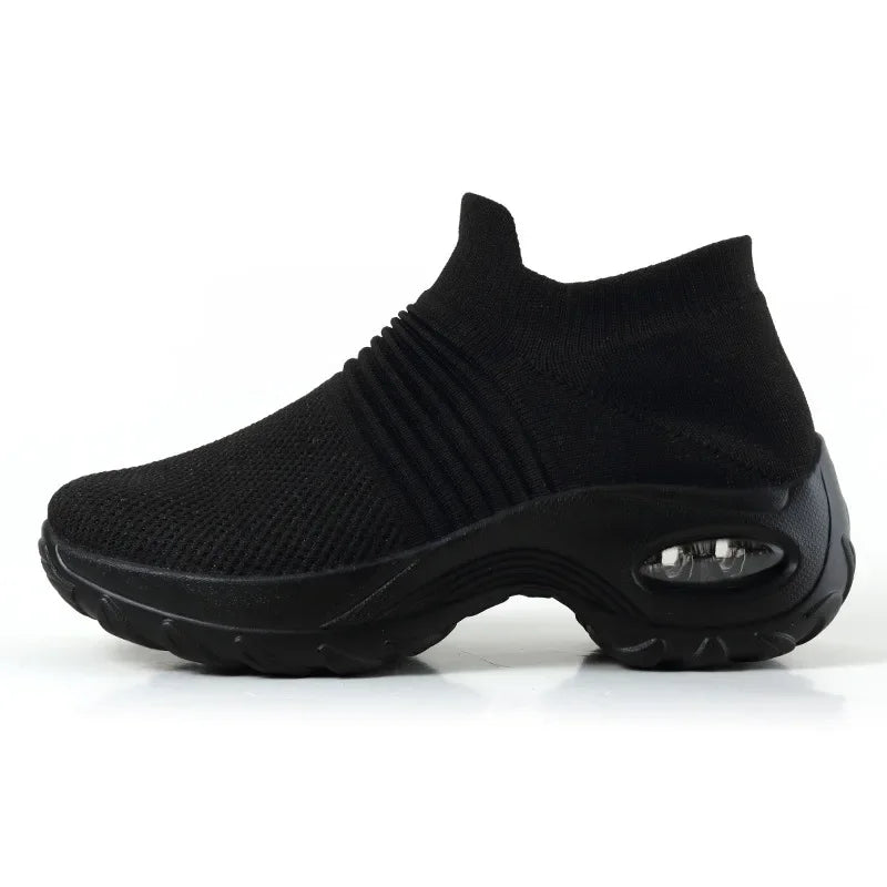 Svarta platåsneakers för kvinnor. Trendiga, bekväma vardagsskor med stilfull design och hög sula.