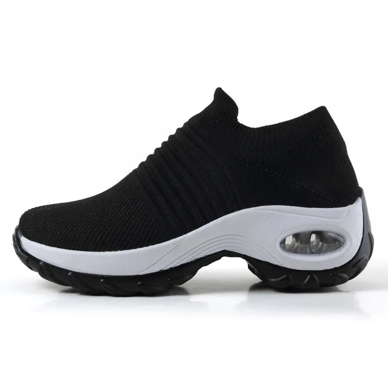 Snygga dam-platåsneakers i modern design. Bekväma modeskor med höga sulor för en trendig vardagslook.