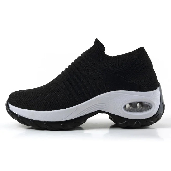 Snygga dam-platåsneakers i modern design. Bekväma modeskor med höga sulor för en trendig vardagslook.