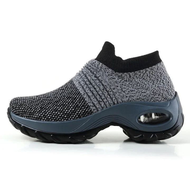 Detaljbild av vita platåsneakers för dam. Trendiga sommarskor som kombinerar komfort med modern design.
