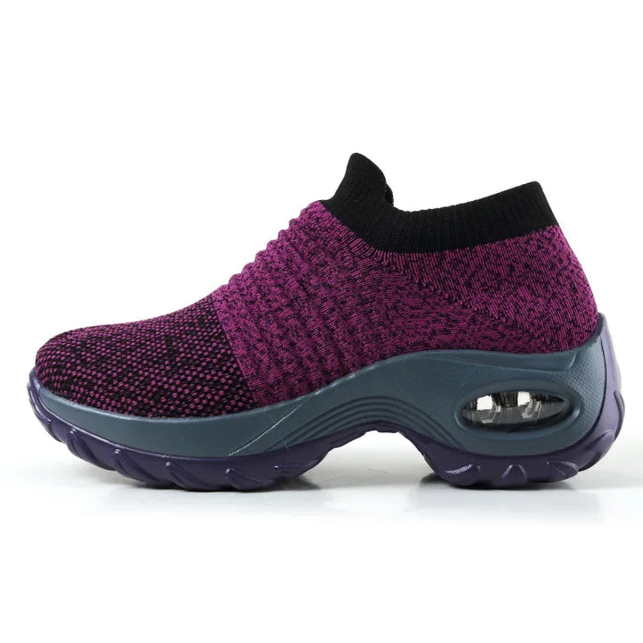 Kvinnors platåsneakers i fokus. Dessa trendiga mode sneakers med höga sulor ger komfort hela dagen.