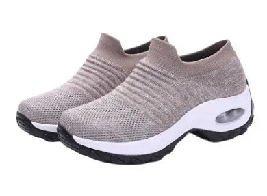 Stiliga svarta platåsneakers för dam. Höga sulor ger trendig look & extra komfort för dagligt bruk.