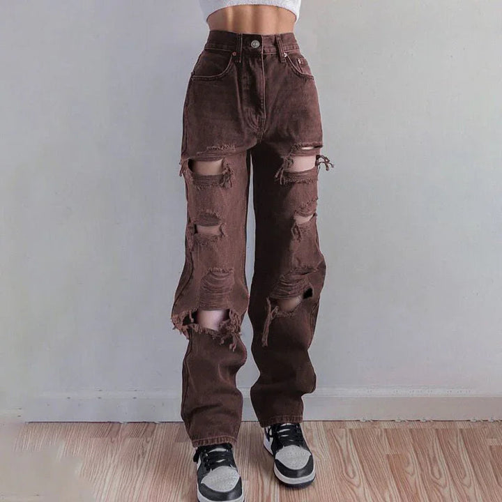 Bruna rippade denimjeans med rå fåll, avslappnad passform, visad med fokus på detaljerna