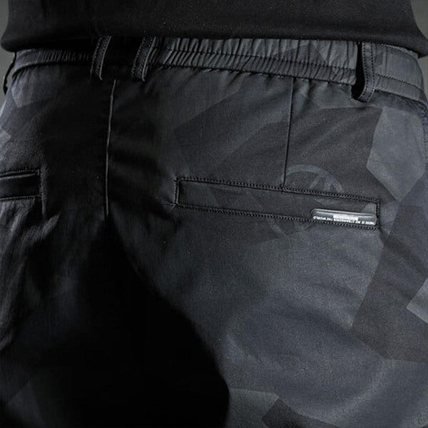 Detaljbild av svarta slim-fit chinobyxor för män. Modern passform, tidlösa herrkläder.