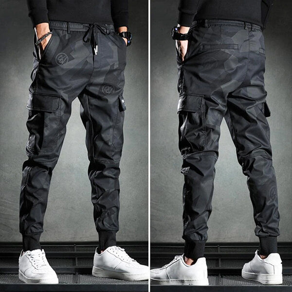 Man bär svarta slim-fit chinobyxor med modern skärning. Eleganta herrbyxor för en stilsäker look.