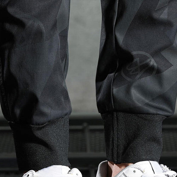 Bekväma svarta slim-fit chinobyxor för män. Modern skärning, perfekta för en elegant vardag.