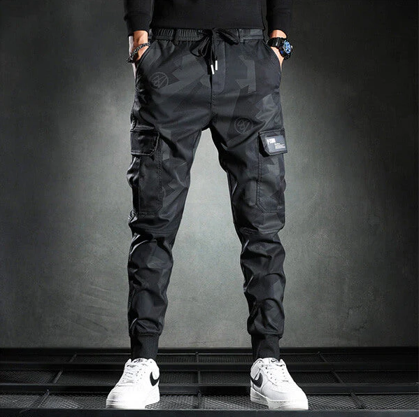 Svarta slim-fit herrbyxor med modern passform. Eleganta och bekväma för kontor, fest eller avslappnad stil.