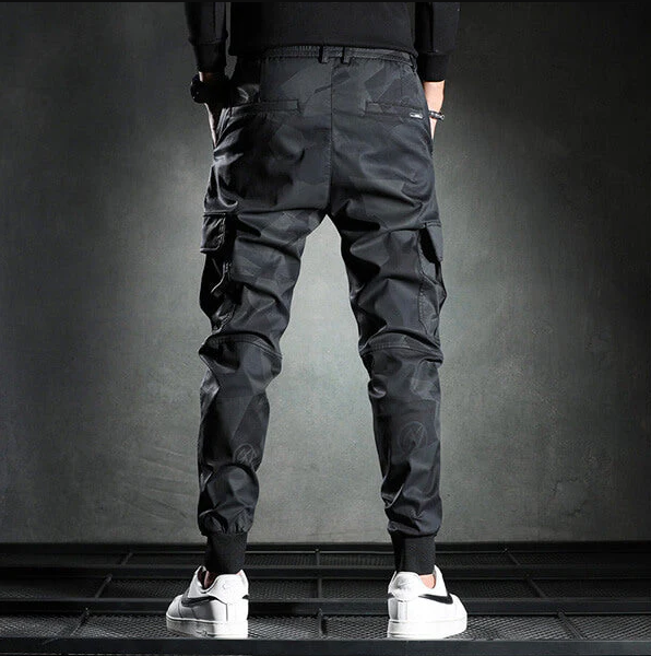 Mångsidiga svarta slim-fit byxor för män. Passar perfekt för både formella och avslappnade tillfällen.