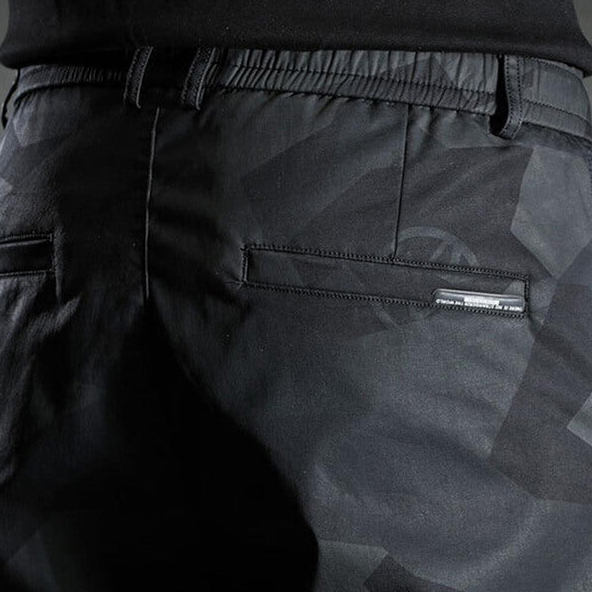 Eleganta svarta herrbyxor i slim-fit. Ger en stilren, modern passform för kontorsklädsel och fest.