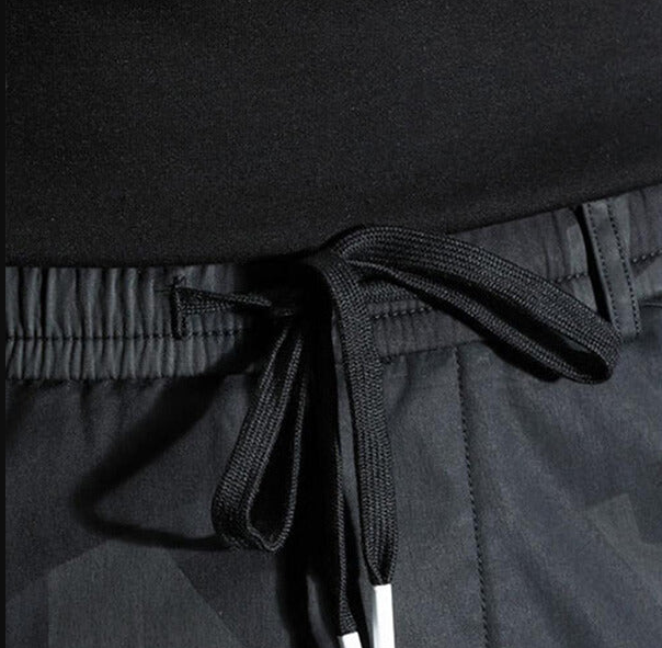 Detaljbild av slim-fit herrbyxor i svart. Visar tygtextur och den bekväma, moderna passformen.
