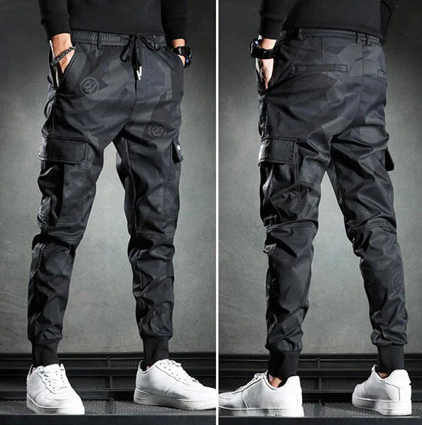 Bekväma och formella slim-fit byxor för män. Dessa mångsidiga svarta byxor passar alla tillfällen.