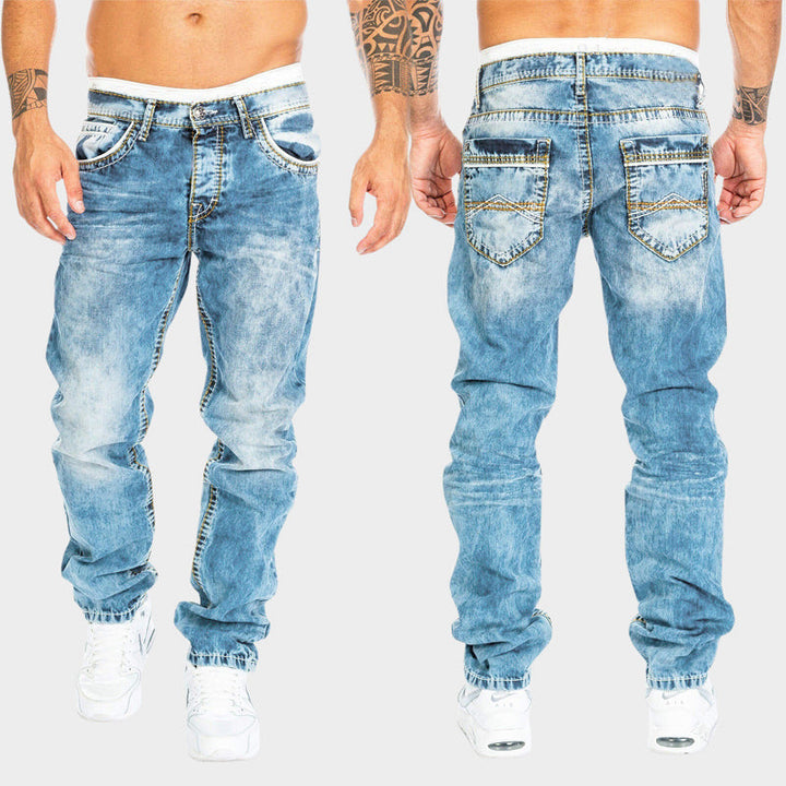 Ljusblåa slim fit jeans för män. Trendig urban stil med modern & bekväm passform, ideal för herrkläder.