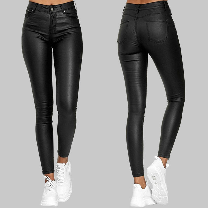 Svarta slim fit konstläderbyxor med hög midja för damer, perfekt för en chic vardagslook.