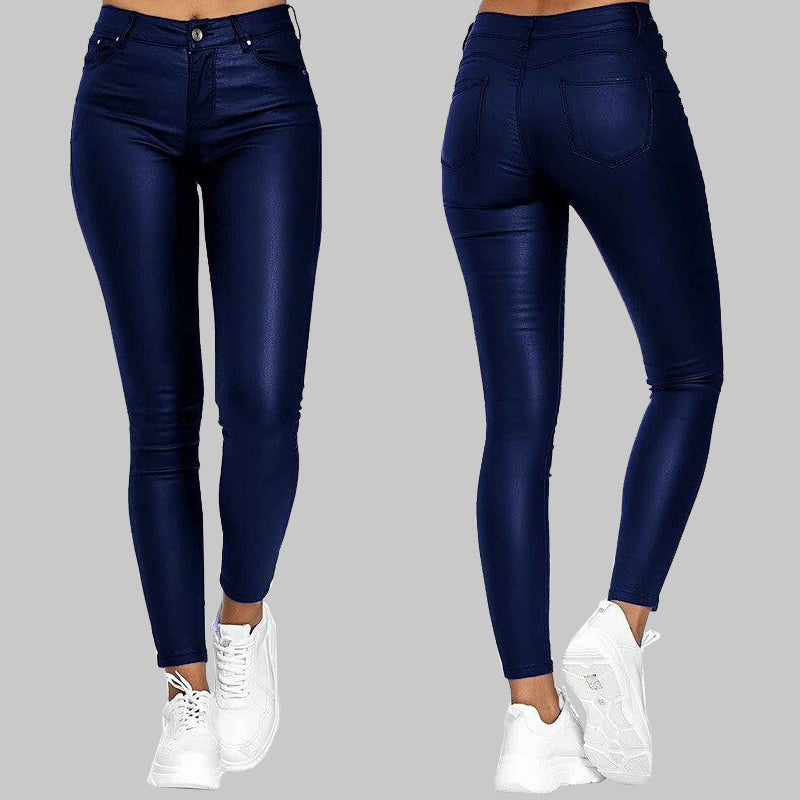 Röda modebyxor i konstläder, slim fit och hög midja, en trendig detalj för damer.
