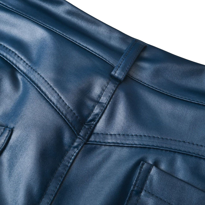 Detaljbild på hög midja och stretchmaterial i svarta slim fit konstläderbyxor för damer.