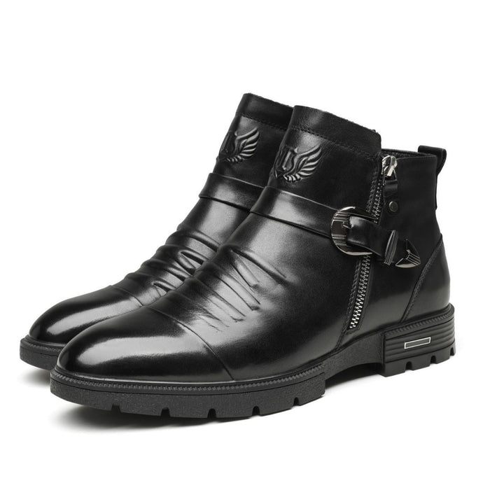 Svarta slip-on stövlar för herrar i läder, perfekta för formella tillfällen. Eleganta och bekväma höstskor.