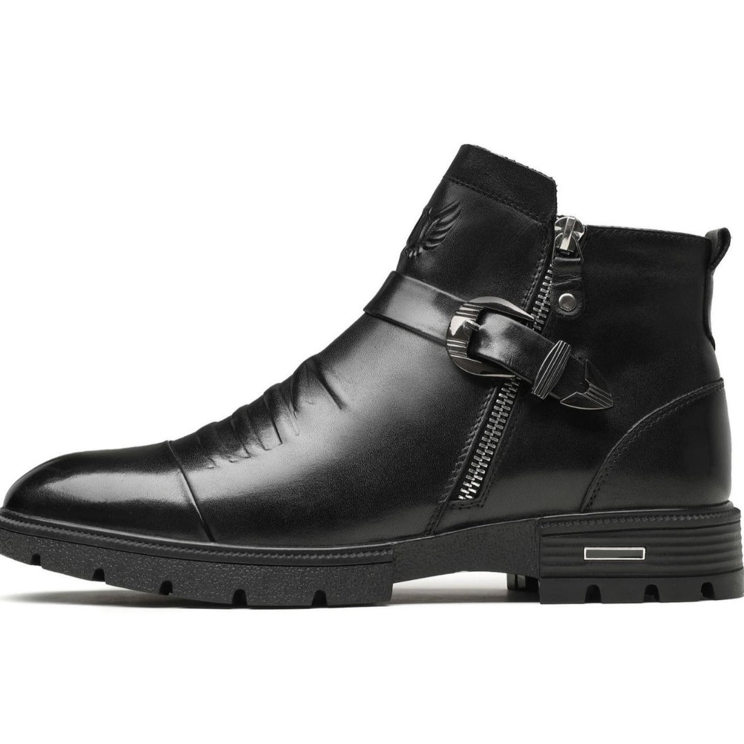 Herrarnas svarta slip-on stövlar med elegant design. Idealiska som bekväma vinterkängor och formella höstskor.