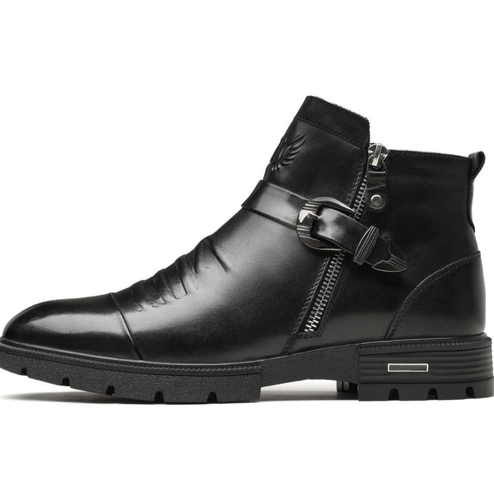 Herrarnas svarta slip-on stövlar med elegant design. Idealiska som bekväma vinterkängor och formella höstskor.
