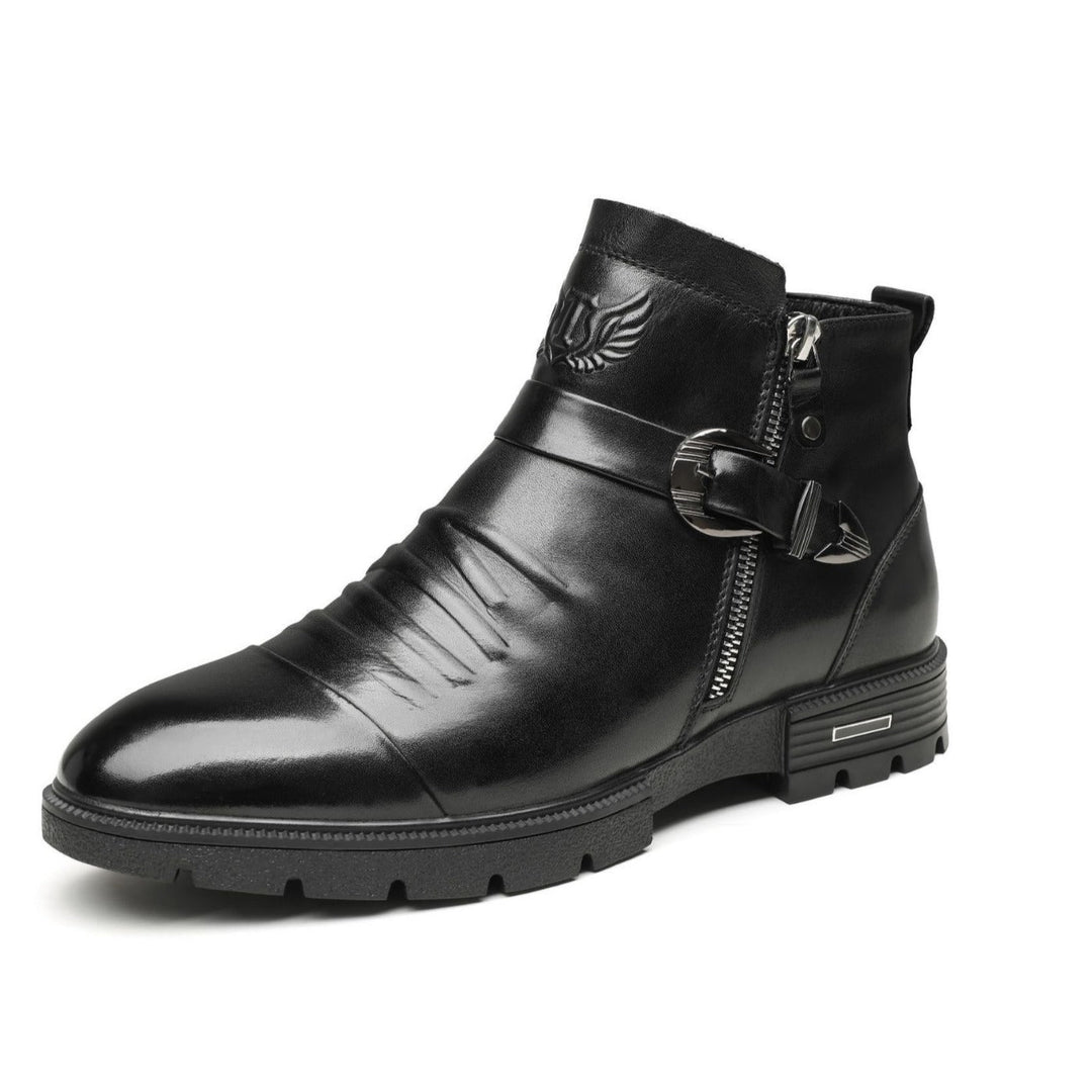Eleganta slip-on stövlar för män i svart läder. Bekväma formella herrskor, perfekta för höst och vinter.