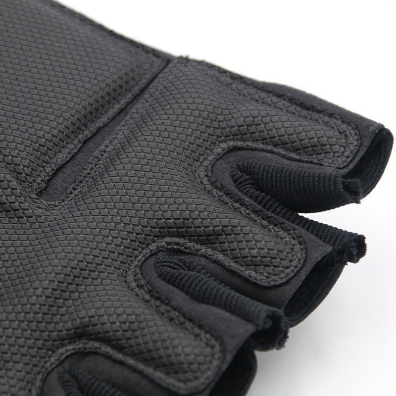 Ett par svarta taktiska handskar som illustrerar robust skydd och ergonomisk design.