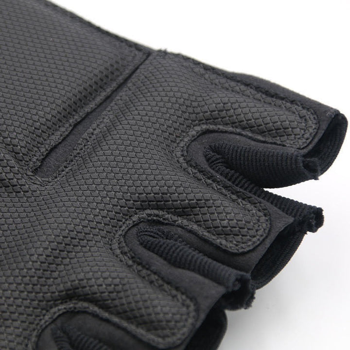 Ett par svarta taktiska handskar som illustrerar robust skydd och ergonomisk design.