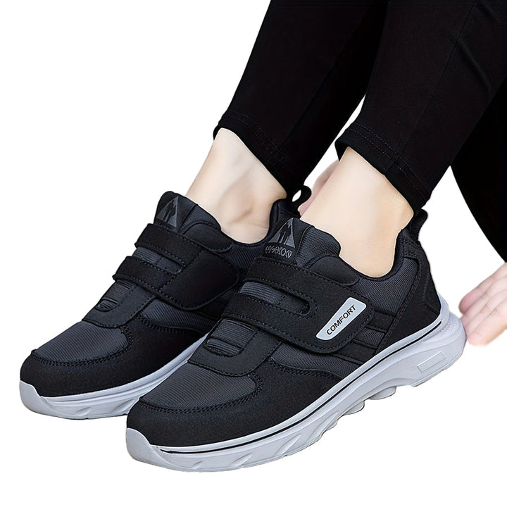Svarta unisex loafers med klittenband för vardaglig komfort och stil. Mångsidiga vardagsskor.