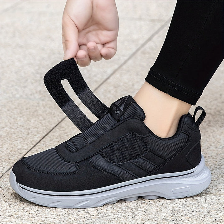 Bekväma unisex loafers med praktiskt klittenband. Perfekta komfortskor för vardagsbruk.
