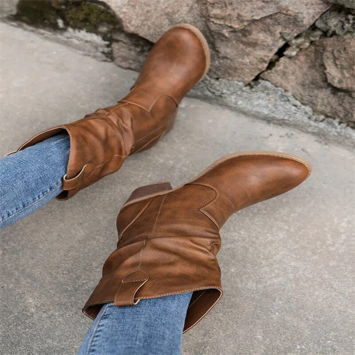 Svarta och bruna västerländska ankelstövlar för dam. Bekväma modestövlar, stilrena höst- och vårskor utan snörning.