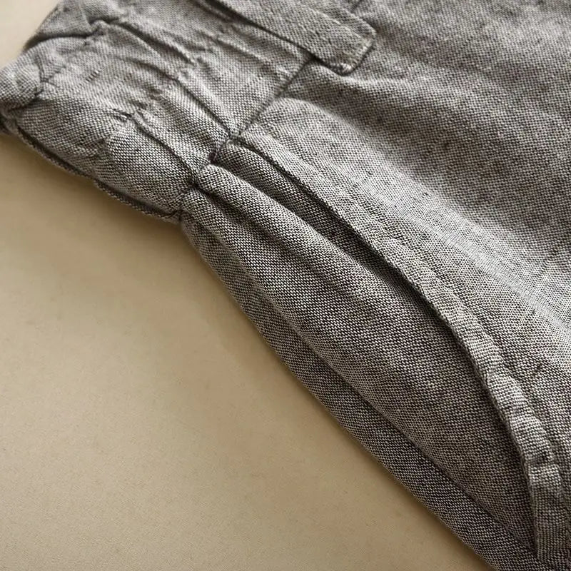 Modebyxor: Vida svarta dambyxor med elastisk hög midja, idealiska för en avslappnad men chic look.