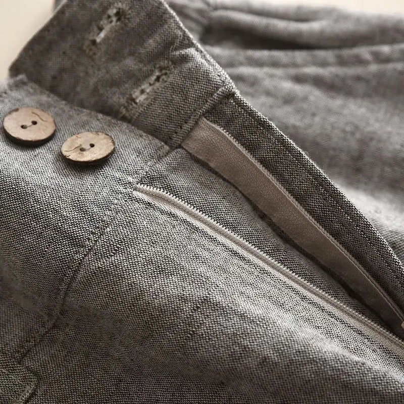 Svarta ankellånga dambyxor, vida och med elastisk hög midja, erbjuder optimal komfort och stil.