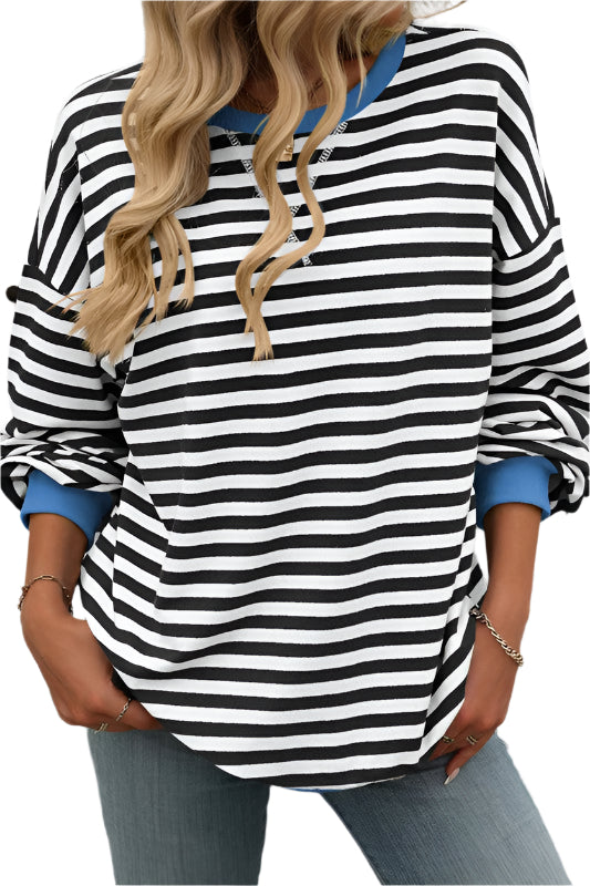 Svartvit randig dam sweatshirt med rundhals. Långärmad, ledig vardagsstil och bekväm passform.
