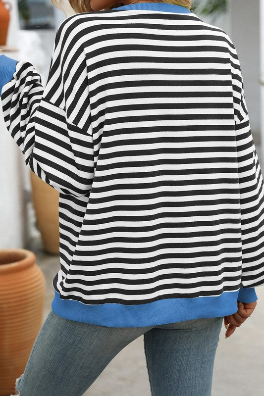 Bekväm randig damtröja för fritid. Svartvit sweatshirt med lång ärm, perfekt för vardagsmode.