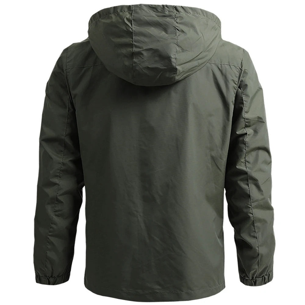 Bakifrån: Herrjacka i windbreaker-stil, vattentät och robust för fritid och camping.