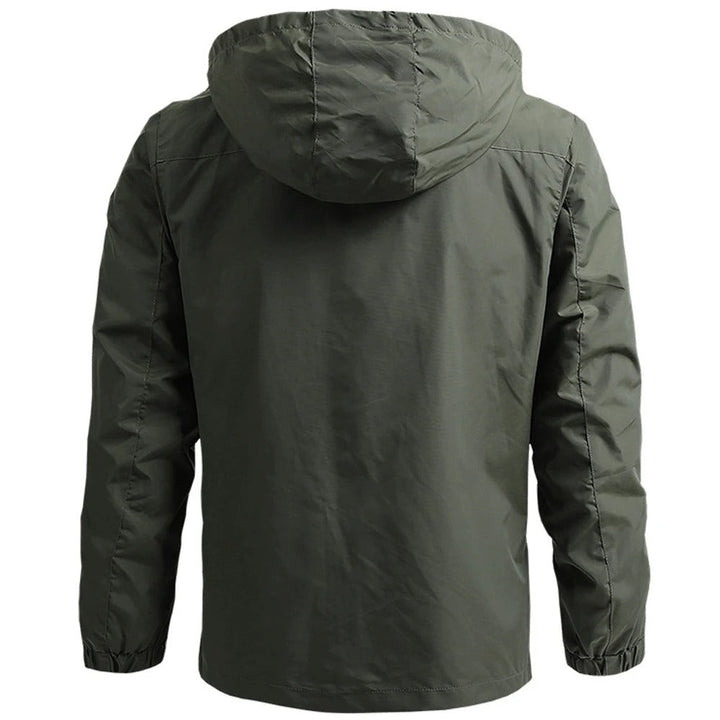 Bakifrån: Herrjacka i windbreaker-stil, vattentät och robust för fritid och camping.