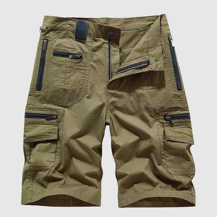 Man bär mångsidiga taktiska cargoshorts för utomhusaktiviteter och vardag. Robusta äventyrsshorts för herr.