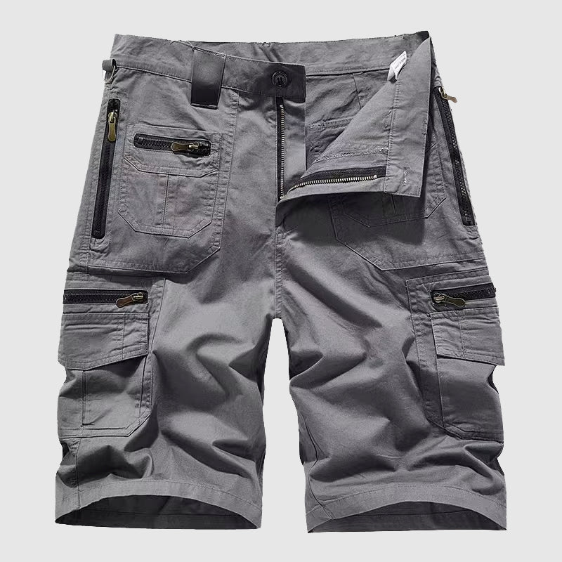 Detaljbild av slitstarka taktiska herr-cargoshorts, idealiska för äventyr och fritidsbruk under sommaren.