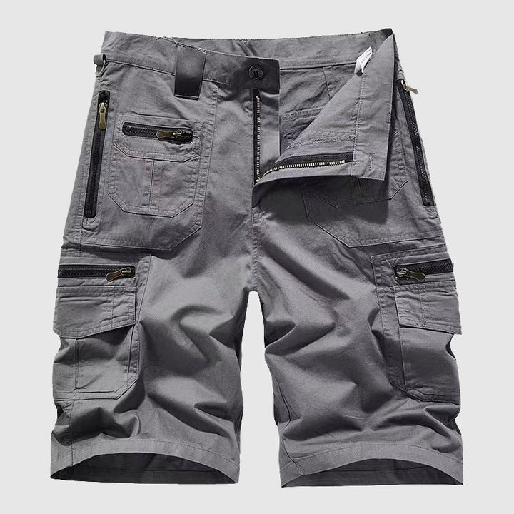Detaljbild av slitstarka taktiska herr-cargoshorts, idealiska för äventyr och fritidsbruk under sommaren.