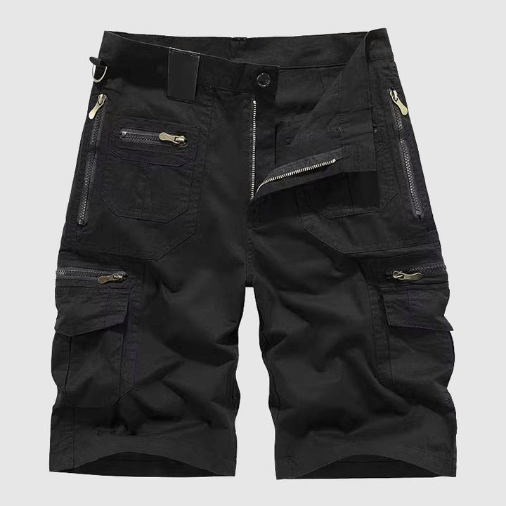 Platta taktiska herr-cargoshorts i modern design. Slitstarka utomhuskläder för sommar, äventyr och vardag.